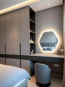 <span class=keywords><strong>Armoire</strong></span> de chambre intégrée sur mesure avec coiffeuse flottante et miroir rétroéclairé par LED pour hôtels et appartements de luxe - Product Image 2