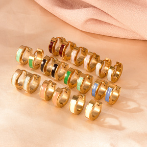 Tendance Mode Boucles d'oreilles créoles Huggie pour femme en acier inoxydable avec émail coloré effet goutte d'huile, plaqué or 18K par placage sous vide, Vente en gros - Product Image 1