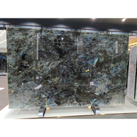 Dalle de marbre KT Stone gris foncé avec base noire et veines vertes dorées pour mur d'accentuation de hall d'hôtel de luxe