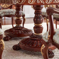 Table à manger rectangulaire en bois brun sculpté, style antique britannique, avec chaises baroques brodées et rembourrées, pour hôtel.