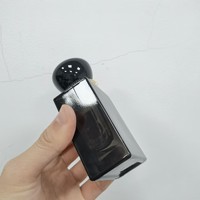 Botella de spray de fragancia negra personalizada Botella de perfume de vidrio grueso cuadrado de 50ml con tapa negra