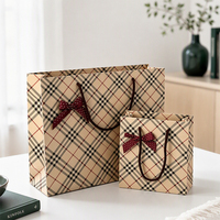 Sac cadeau en papier beige écologique à motif diagonale, ruban à pois, poignée en corde marron, corps en carton, logo personnalisé, vente en gros