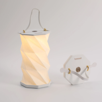 Échantillon gratuit Lampe de nuit rotative à LED blanche rechargeable à main personnalisée à lumière chaude Lampe en papier pliable Cadeaux promotionnels de l'entreprise