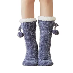 Klassische Frauen Boden bedruckte Socke Schlaf Sox Großhandel Winter Geschenk Socken Fleece Bett Fuß wärmt mit Pom Balls Coral Socks