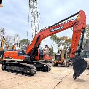 Excavadora Doosan Dx300 usada a la venta enfocada en el componente del motor central - Product Image 1
