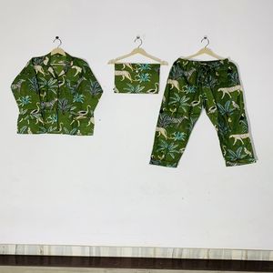 Exportador Indio Ofrece Conjunto de Pijama de Algodón con Estampado de Selva Verde, Ropa de Dormir con Estampado Floral Hecho a Mano, Disponible a Precio de Mayoreo - Product Image 1