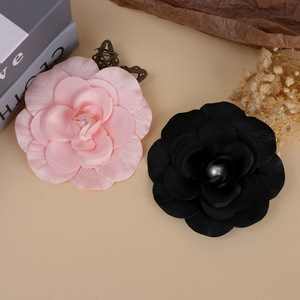 Pince à cheveux en tissu avec fleur de camélia, décoration de mariage, faite à la main, centre en tissu perlé, rose, noir, rouge, violet - Product Image 3