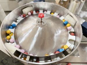 Machine d'emballage à flux entièrement automatique à grande vitesse pour bombes de bain et sels de bain, 180 pièces par minute, populaire sur le marché américain - Product Image 5