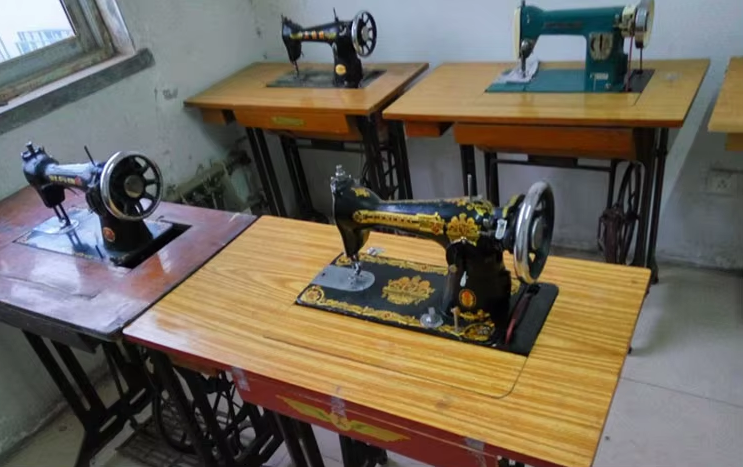 Mini Portable Household Sewing Machine Traditional