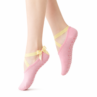 Chaussettes pour femmes de haute qualité OEM ODM avec logo personnalisé, chaussettes de yoga avec grip en silicone, chaussettes de pilates