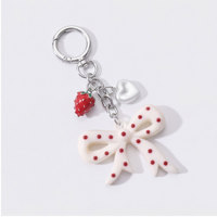 Breloque de sac à pois fraise blanche, pendentif cœur en émail fraise et perle, porte-clés mignon pour femme, décoration de sac à main