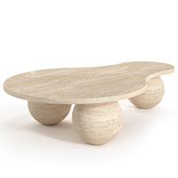 Table basse Kumusi en travertin avec plateau en forme de poire et pied sphérique