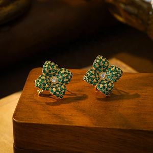 Boucles d'oreilles pour femmes en micro-zircone incrustée, motif fleur à quatre feuilles, tendance, luxe haut de gamme, avec un tempérament explosif pour les mondaines - Product Image 5