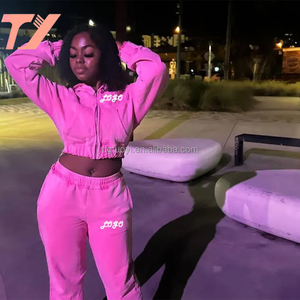 Felpa con cappuccio corta con lavaggio acido marrone e rosa da donna TUOYI con tute da jogging squadrate e pantaloncini lunghi - Product Image 1