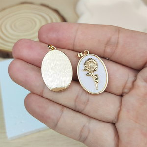 Pendentifs ovales en nacre <span class=keywords><strong>de</strong></span> coquillage blanc naturel, plaqués or 18 carats, motif <span class=keywords><strong>fleur</strong></span> <span class=keywords><strong>de</strong></span> <span class=keywords><strong>naissance</strong></span>, design vintage, pour création <span class=keywords><strong>de</strong></span> bijoux DIY - Product Image 3
