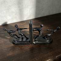 Porte-livres en fonte « Tug War » pour enfants, sculpture d'art moderne faite à la main, décoration de luxe pour la maison, ornement de table pour salon