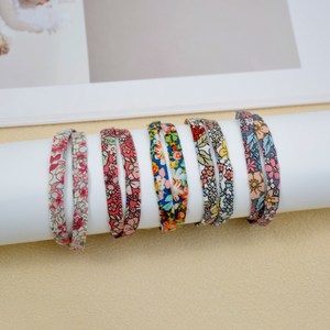 Bracelet en tissu avec <span class=keywords><strong>cordon</strong></span> en coton <span class=keywords><strong>Liberty</strong></span> personnalisé, bracelet en tissu avec médaille gravée, fleur colorée, cadeau pour femme - Product Image 1