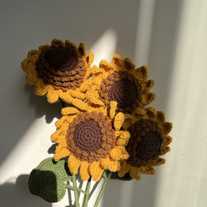 Bouquet de fleurs en laine tricotée, cadeau de diplôme personnalisé, jolie fleur de tournesol souriante au crochet - Product Image 5
