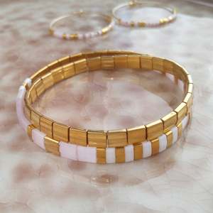 Pulseras de cuentas planas Tila Miyuki chapadas en oro, hechas a mano, mágicas - Product Image 1