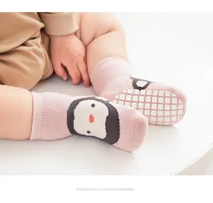 Kaus kaki katun Anti licin untuk bayi, Kaos Kaki lantai bahan katun motif bintik silikon, kaus kaki musim gugur untuk bayi 1-3 tahun