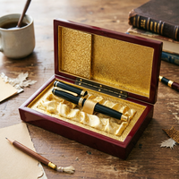 Boîte à stylos en bois de burl brillant avec doublure en satin jacquard doré, logo personnalisé, étui de rangement de luxe en bois pour stylos, idéal pour l'emballage de cadeaux d'affaires haut de gamme