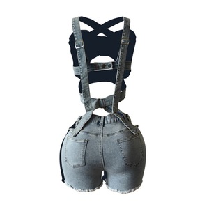 Ensemble assorti 2 pièces en jean pour femme, style streetwear Y2K : Crop top à bretelles croisées et découpes, et short moulant à ourlet brut et ajouré - Product Image 4