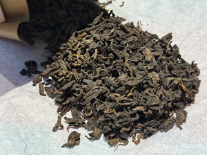 1998 Spring City Tea Factory Pu-erh maduro 100g por caja negra pequeña de materias primas de árbol viejo con aromas de madera y ginseng - Product Image 3