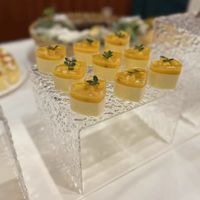 Vitrine de présentation de desserts en acrylique moderne et personnalisée de haute qualité pour gâteaux, hôtels, restaurants, buffets alimentaires