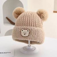 Bonnet tricoté épais et chaud pour enfant, nouveau style, motif ours mignon avec double pompon en peluche, idéal pour l'hiver froid – Fournisseur direct usine