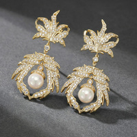 Boucles d'oreilles pendantes de luxe en zircon cubique pavé, motif feuille de fougère ajourée, feuillage en cristal, avec perle simulée centrale, bijoux vintage