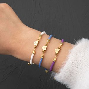 Braccialetto Resoul fatto a mano con filo d'oro intrecciato, personalizzato con lettera iniziale nera, macramè, regalo di gioielleria per coppie e amicizia - Product Image 4