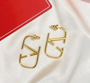 <span class=keywords><strong>Orecchini</strong></span> Grandi di Design alla Moda con Lettera V Liscia Rettangolare, Placcati in <span class=keywords><strong>Oro</strong></span> 18K, Ultima Collezione del Brand Fashion Declaration - Product Image 5