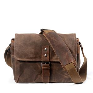 Sac bandoulière unisexe personnalisé en <span class=keywords><strong>toile</strong></span> <span class=keywords><strong>cirée</strong></span> et cuir Crazy Horse <span class=keywords><strong>pour</strong></span> appareil photo et équipement numérique, avec clip à bouton, fabriqué au Fujian, Chine - Product Image 3