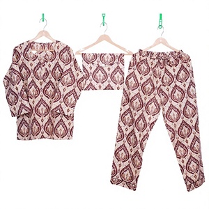 Ensemble pyjama 3 pièces pour femme en 100 % coton écologique, col élégant, motif floral, confortable, doux, couleur unie, avec pantalon, chemise et sac - Product Image 1
