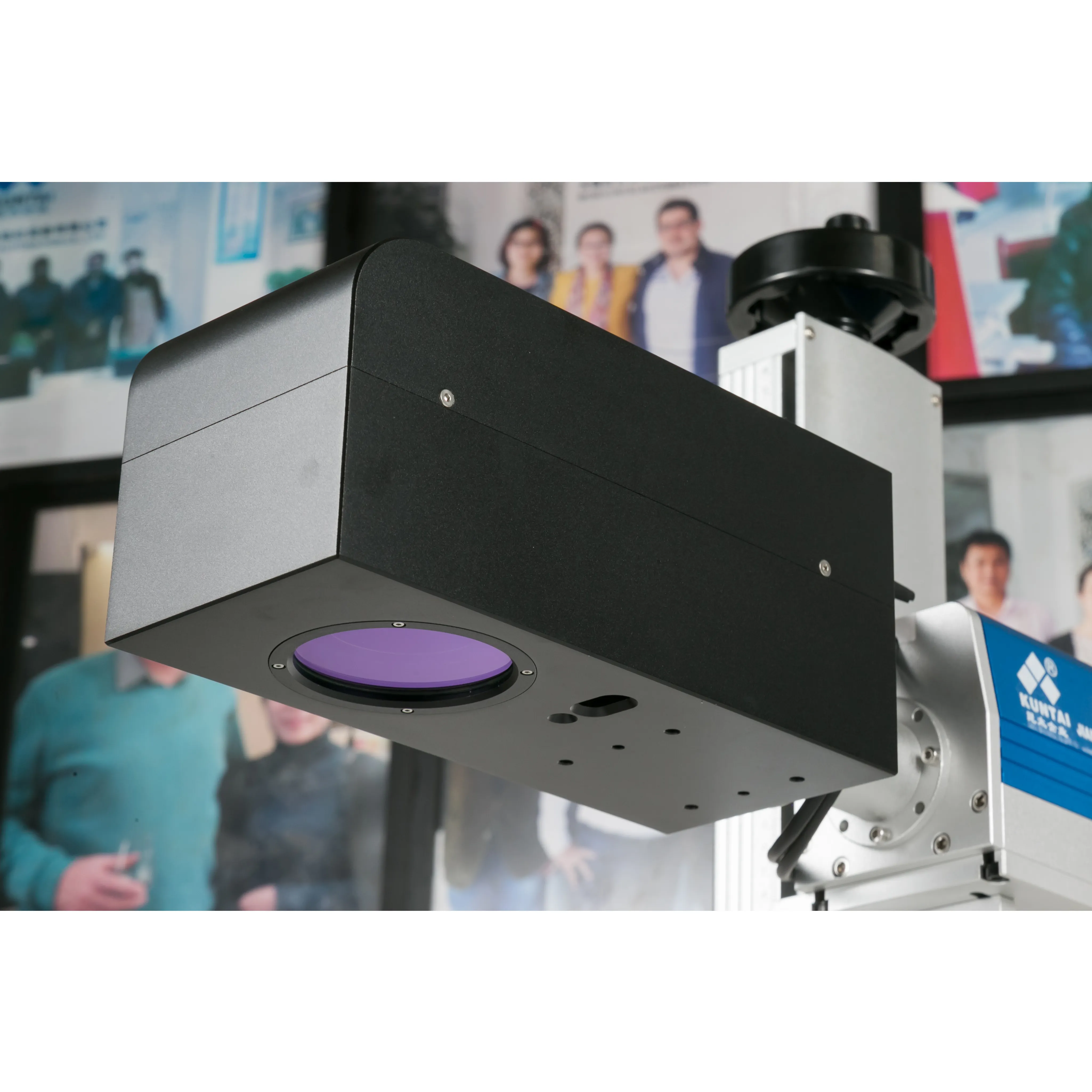 Geniş alan JPT MOPA Raycus 50W 60W 100W dinamik odak 3D fiber lazer kavisli yüzey işaretleme oyma makinesi