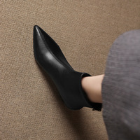 Sepatu Boots Kulit Sapi Hitam Wanita Model Runcing Hak Kitten Resleting Logo Custom Langsung dari Pabrik untuk Kantor Kasual Musim Dingin Modis
