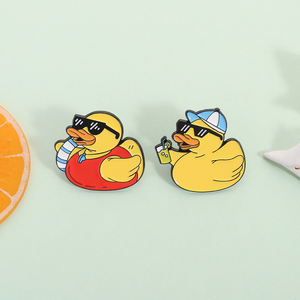 黄色いアヒルが休暇を楽しむエナメルピンサングラスをかけた夏のアヒル水泳リングかわいい動物ブローチラペルバッジジュエリーギフト - Product Image 2