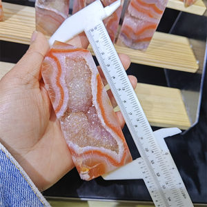 คริสตัลธรรมชาติขายส่ง อาเกตดอกไม้สีแดง พร้อมจุดบำบัดดูร์ซี่ทาวเวอร์ สำหรับตกแต่งบ้าน - Product Image 3