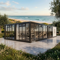Cette petite maison conteneur combine un mur-rideau en verre noir et blanc avec une isolation intelligente et une terrasse sur le toit.