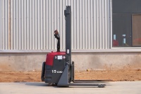 Apilador Eléctrico Portátil de 1t (1000kg) y 2.5m, Compacto, con Batería de Litio de 24V, Certificación CE, Hidráulico Lateral