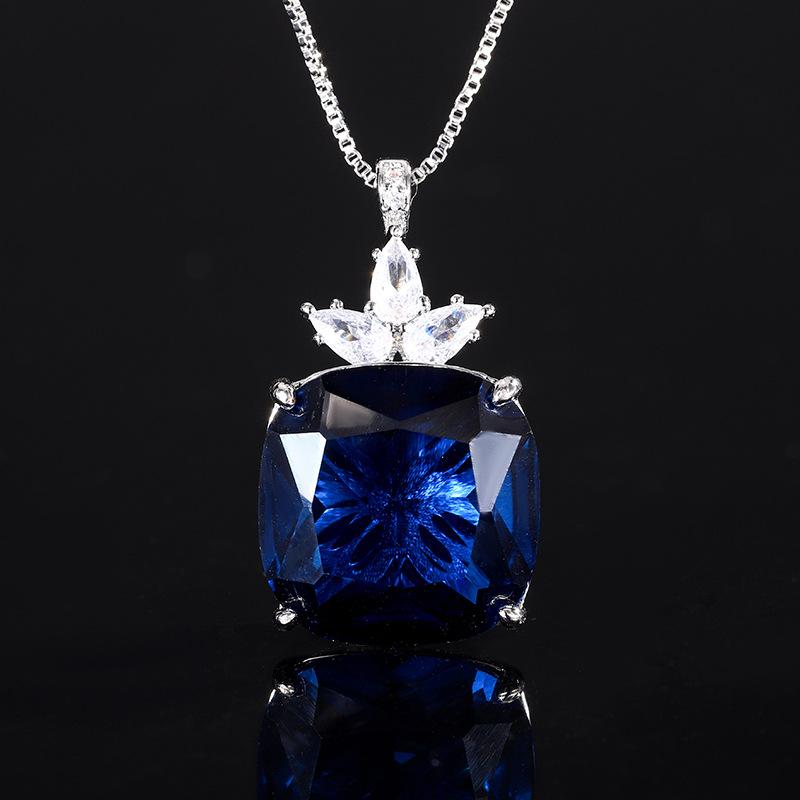 Pendentif cristal pointu bleu avec chaîne