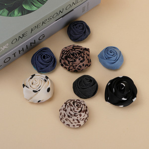 Yupu Rosebud Corsage en tissu tricoté à la main à pois et imprimé léopard, accessoire pour pince à cheveux et fleur de chaussure - Product Image 1