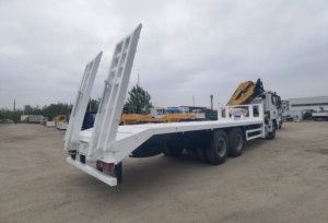 Camion de transport à plateau plat 6*4 avec grue à bras pliable - Product Image 5