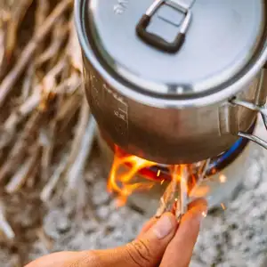 Fornello da cucina da campeggio portatile potente ed efficiente a legna a razzo a basso fumo formato compatto per escursioni