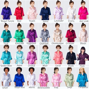 Venta al por mayor de batas kimono de satén de seda para niños con logotipo personalizado de color sólido de tres cuartos Spa fiesta de cumpleaños flor niña para niños - Product Image 3