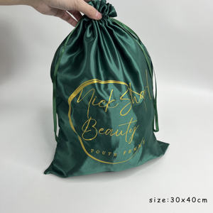 Sacs en satin personnalisés avec logo de marque réutilisables pour emballages capillaires, rubans en satin, sacs à cordon en soie pour cosmétiques verts - Product Image 4