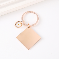 Ywyougang 4 Farben Edelstahl Blanko Quadratischer Schlüsselanhänger mit Mini-Herz Senfkorn-Charm Benutzerdefinierte Lasergravur Schlüsselanhänger Geschenk