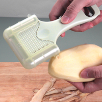 5-in-1 multifunctionele keukenhulp met antislip handvat, handmatige fruit- en groenteschiller voor aardappelen, komkommers en meer.