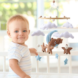 Décoration de lit bébé personnalisée pour nouveau-né - Lapin bleu et lune en feutre, jouet doux avec fixation murale, unisexe - Product Image 1