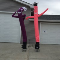 Mannequin gonflable de danseur aérien motif chèvre de dessin animé, cornes arc-en-ciel et cœur, avec souffleur et support inclus